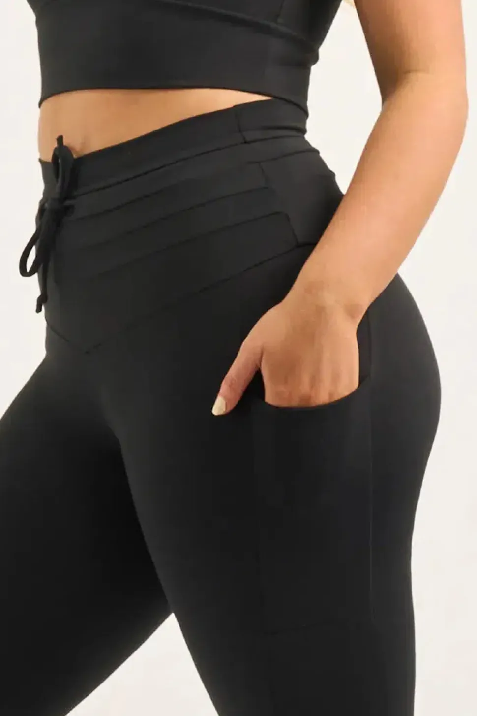 Black Body Contouring - Panel Pocket Drawstring Capri Leggings