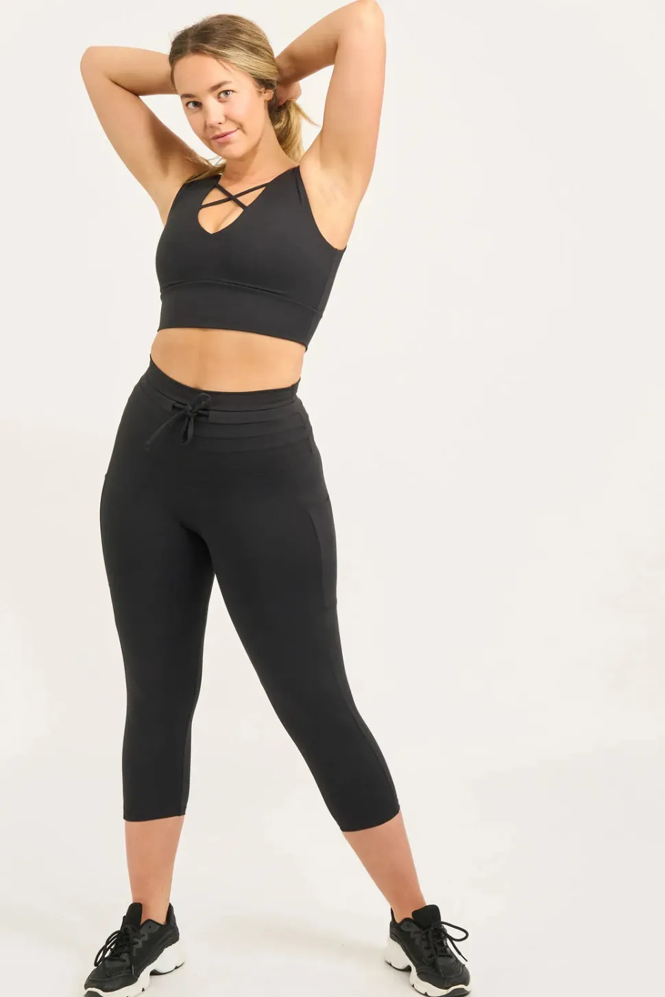 Black Body Contouring - Panel Pocket Drawstring Capri Leggings