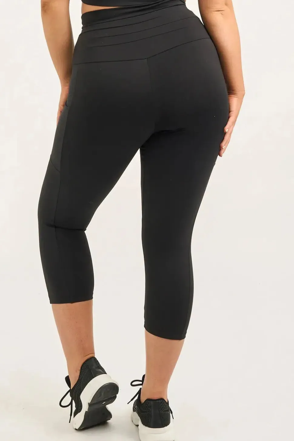 Black Body Contouring - Panel Pocket Drawstring Capri Leggings