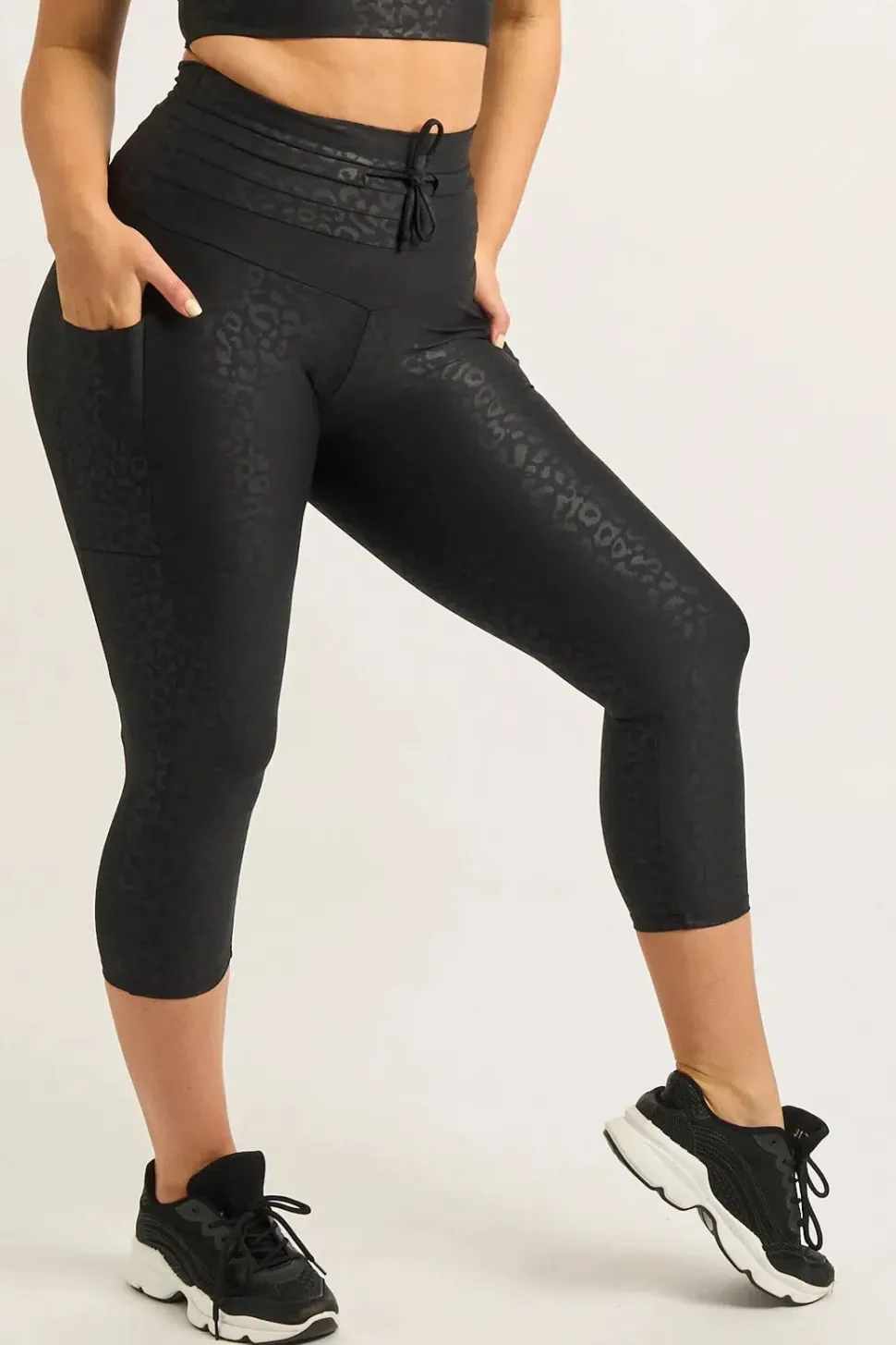 Black Exotic Touch Jag - Panel Pocket Drawstring Capri Leggings