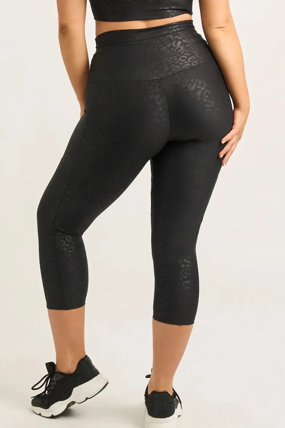 Black Exotic Touch Jag - Panel Pocket Drawstring Capri Leggings