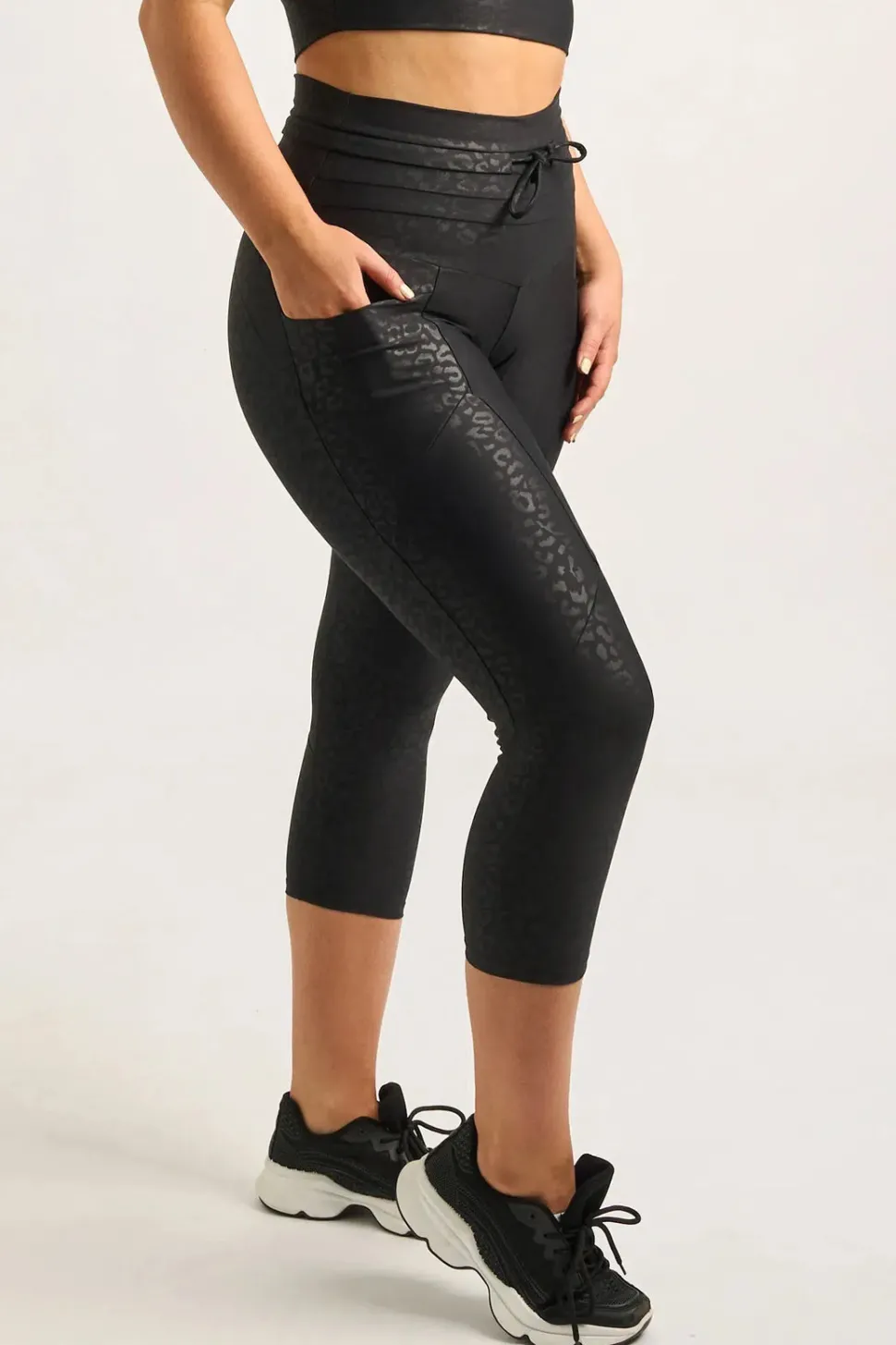 Black Exotic Touch Jag - Pocket Booty Shaper Drawstring Capri Leggings