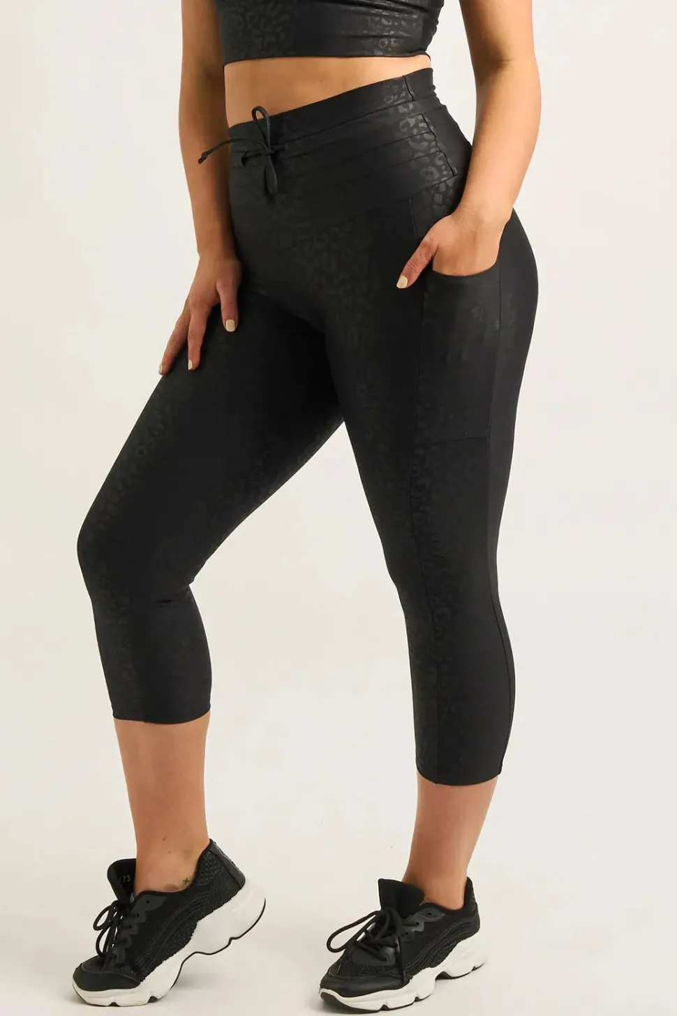 Black Exotic Touch Jag - Panel Pocket Drawstring Capri Leggings