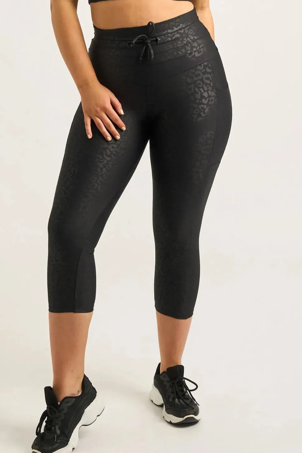Black Exotic Touch Jag - Panel Pocket Drawstring Capri Leggings