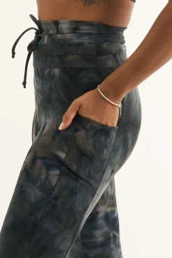 Dark and Moody Tie Dye Body Contouring - Panel Pocket Drawstring High Waisted Leggings